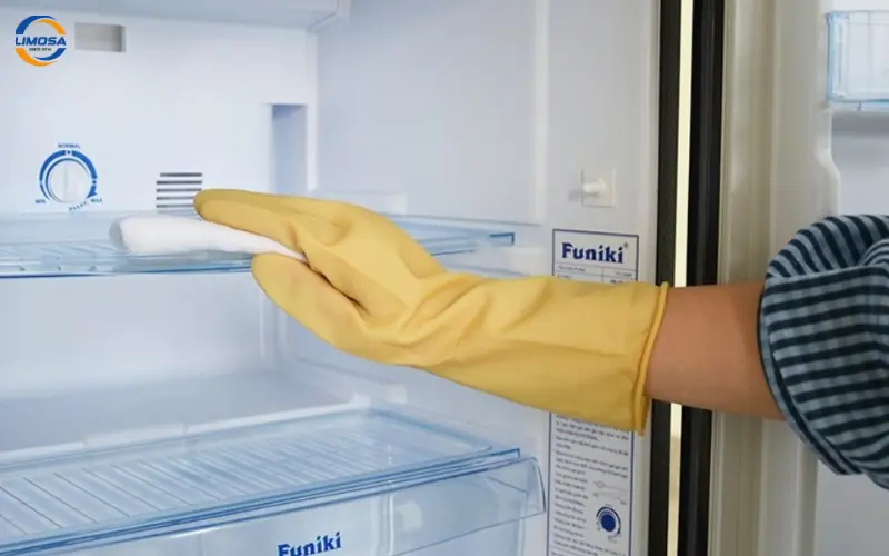 Chuẩn bị găng tay và khăn để thấm nước xả tuyết tủ lạnh