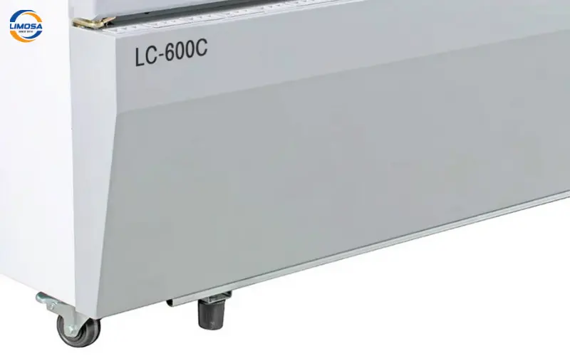 Lắp ráp bánh xe vào tủ mát