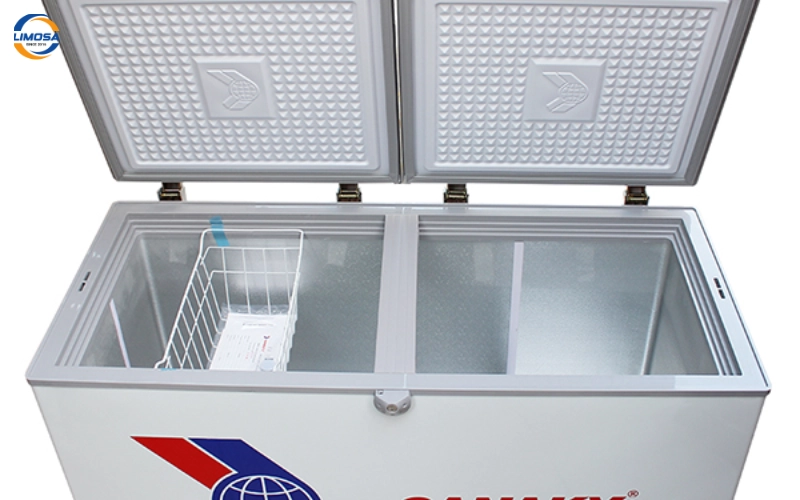 Lắp ráp các khay lại sau khi xả tuyết tủ đông