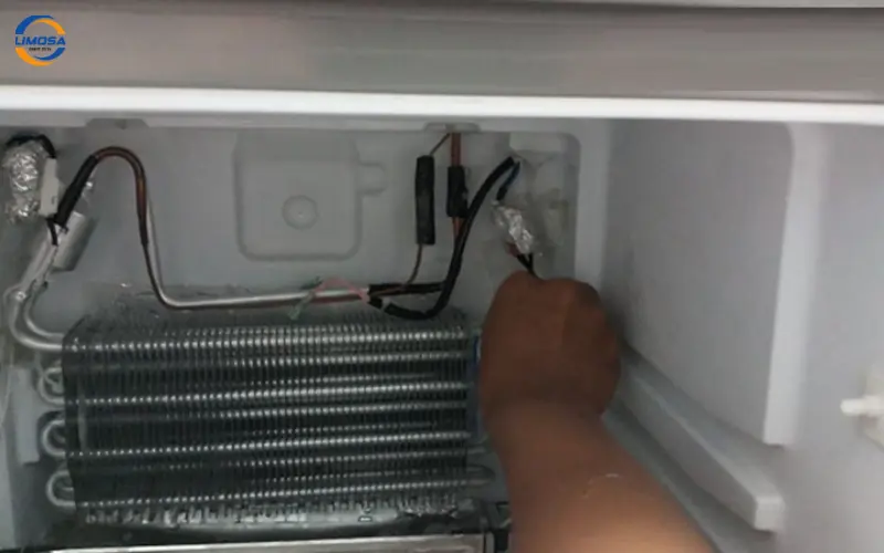 Ngắt nguồn điện tủ lạnh để đảm bảo an toàn khi kiểm tra trị số cảm biến