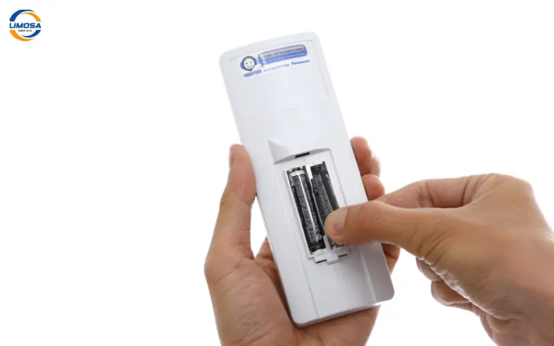 Thay pin mới cho remote máy lạnh nếu cần