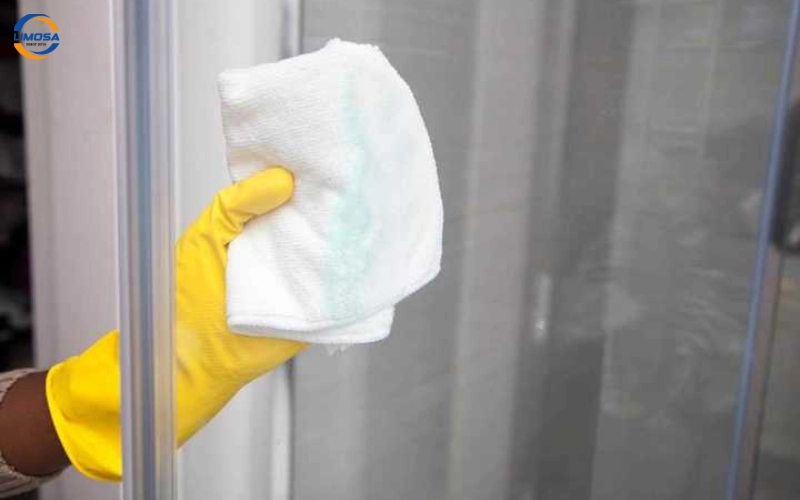 Vệ sinh tủ mát Berjaya thường xuyên để đảm bảo hiệu quả