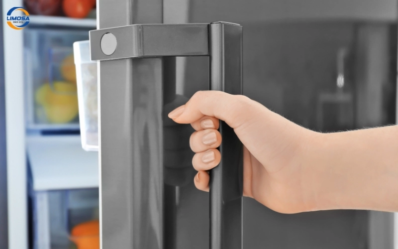 Cánh cửa tủ không đóng kín hoặc gioăng cao su bị hỏng