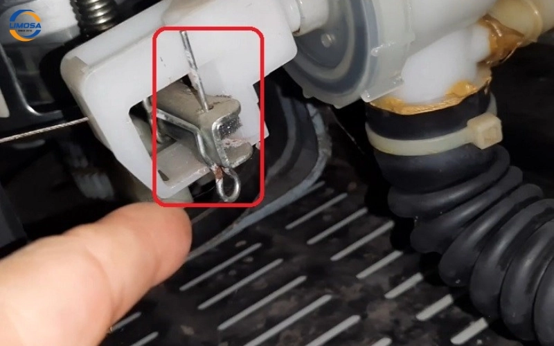 Vệ sinh hoặc thay thế van xả nước máy giặt