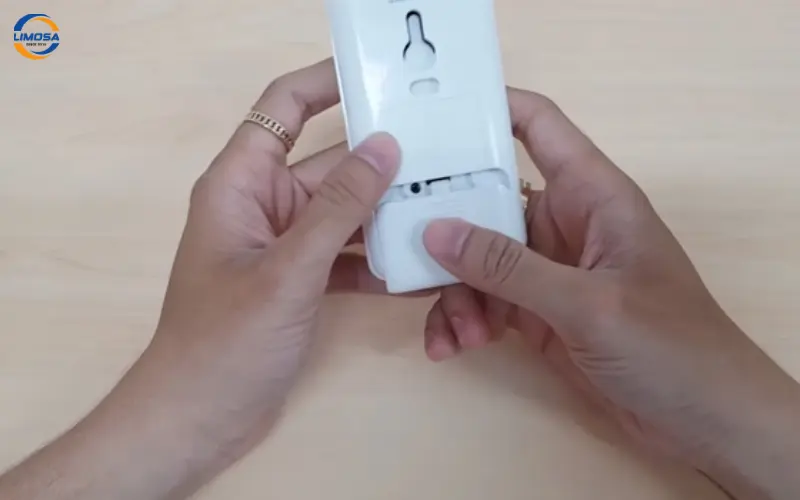 Tháo nắp pin remote điều hòa LG