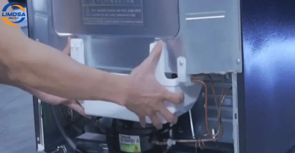 Vệ sinh khay thoát nước phía sau tủ lạnh