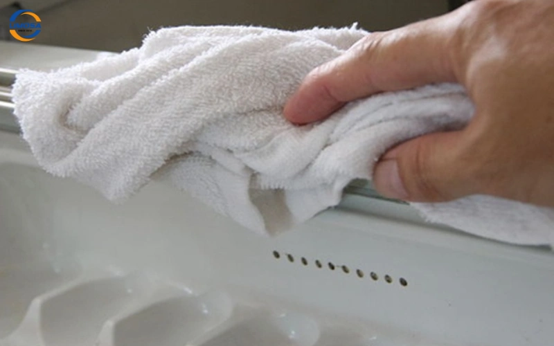 Cách xả tuyết tủ lạnh Sanyo bằng bát nước nóng