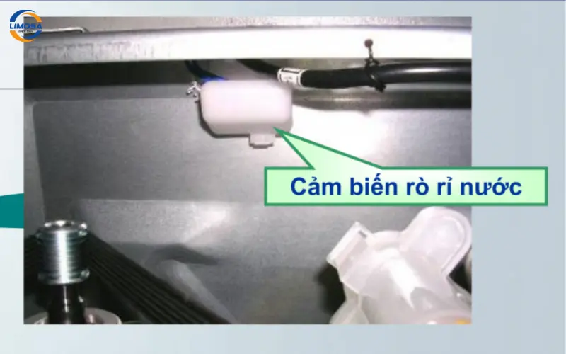 Máy giặt Toshiba cửa ngang báo lỗi E12 do cảm biến chống tràn bị rò rỉ hoặc hỏng hóc