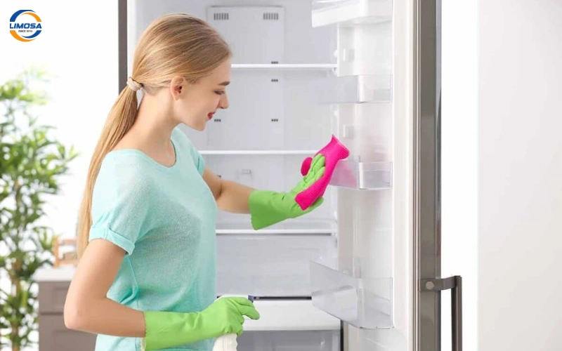 Chuẩn bị trước trong cách vệ sinh tủ lạnh Hitachi chuẩn