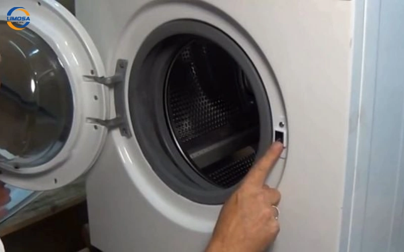 Cửa máy giặt không được đóng kín do vật cản hoặc cửa bị lệch