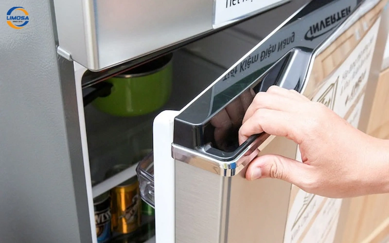Cửa tủ lạnh chưa đóng kín hoặc đóng sai cách