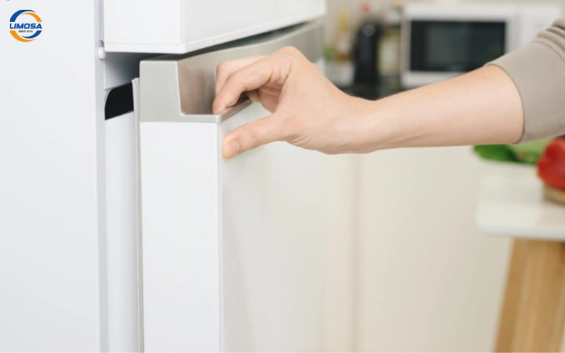 Đảm bảo cửa tủ đóng kín và kiểm tra công tắc mở cửa