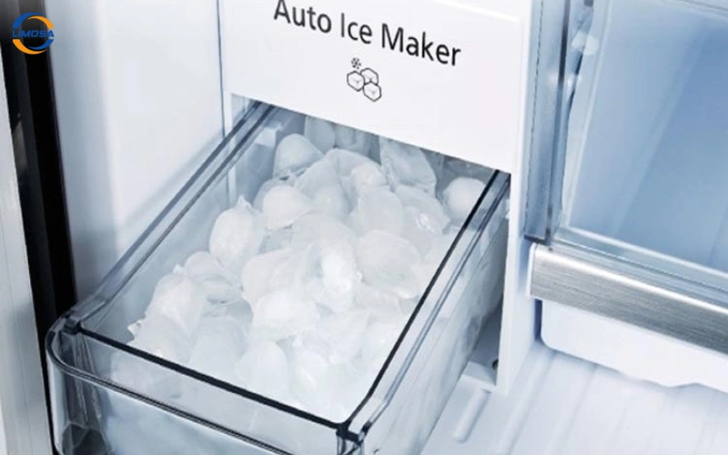 Đợi quá trình làm đá hoàn thành và lấy đá