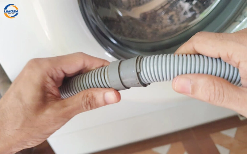 Đường ống xả nước bị tắc hoặc gấp khúc