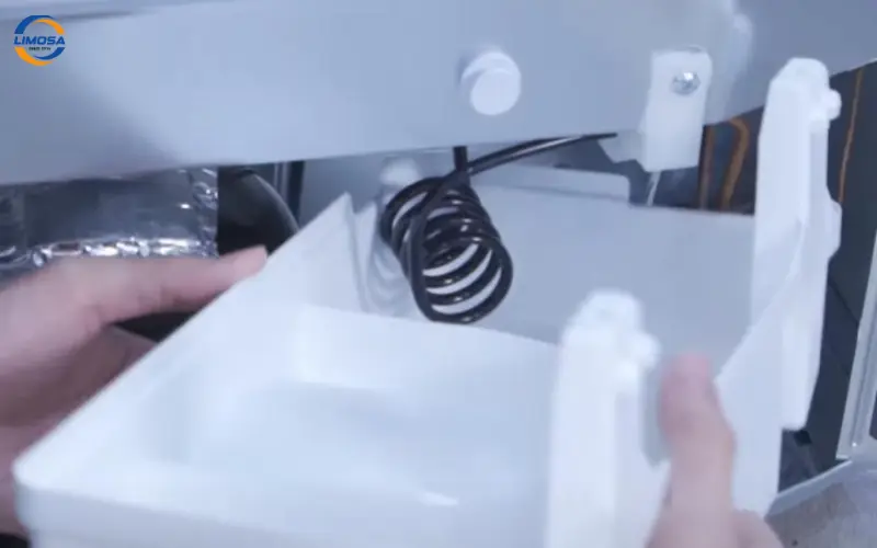 Hướng dẫn chi tiết cách tháo khay nước phía sau tủ lạnh Aqua