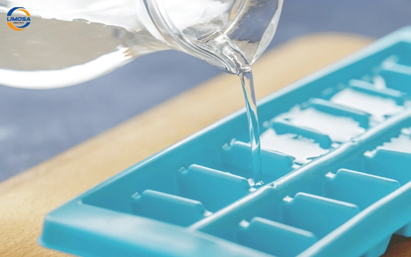 Làm đá thủ công với khay đá thông thường