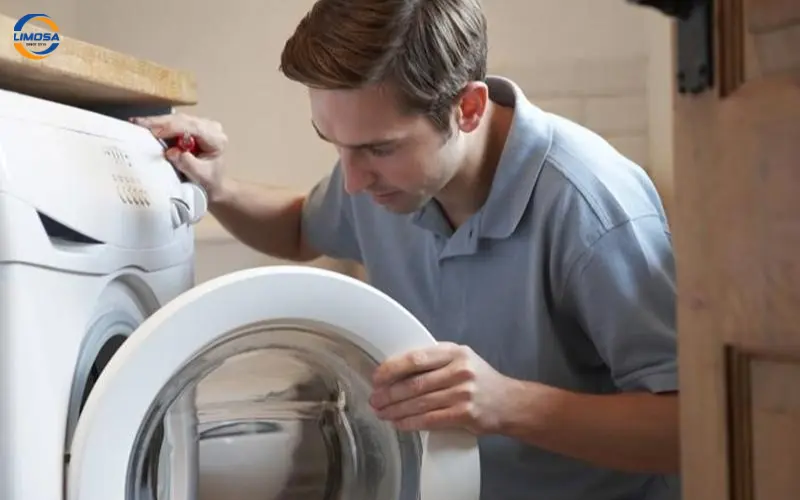 Nghiêng máy giặt và xả nước tích tụ