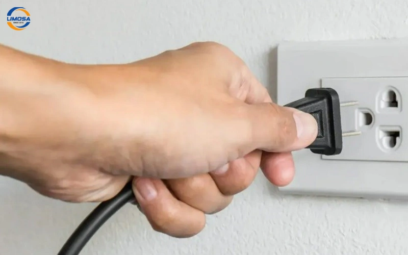 Những lưu ý quan trọng khi xử lý lỗi tủ lạnh Hitachi báo lỗi nháy đèn 12 lần