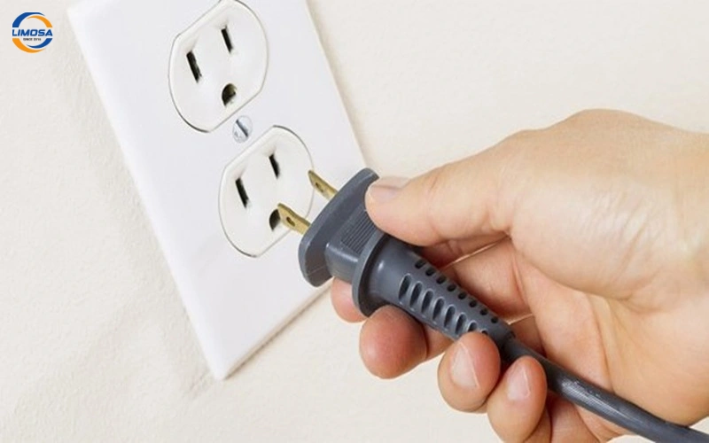 Tủ lạnh Sanyo không sáng đèn do dây nguồn hoặc ổ cắm bị lỏng, đứt, chuột cắn