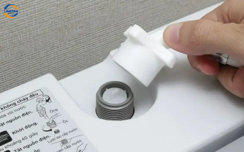 Máy giặt Toshiba cửa ngang báo lỗi E12 do van cấp nước hoặc đường ống bị rò rỉ