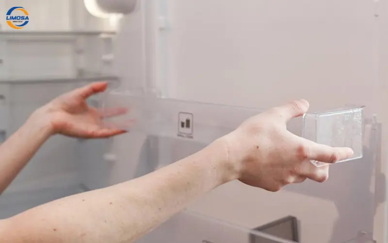 Vì sao cần phải tháo khay nước phía sau tủ lạnh Aqua?