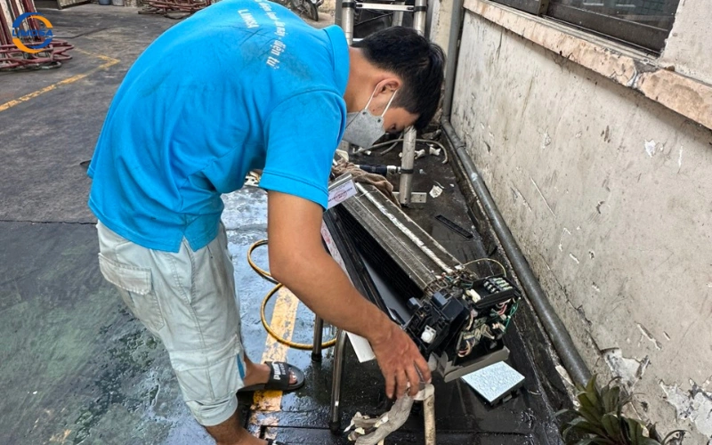 Kỹ thuật viên tay nghề cao, chuyên về sửa chữa điều hòa LG