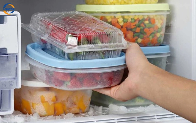 Lấy hết thực phẩm ra khỏi tủ