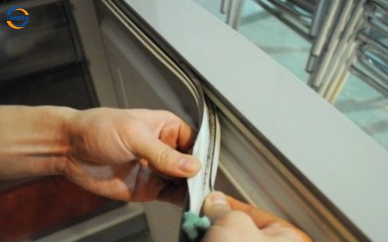 Tháo ron cũ ra khỏi cửa tủ lạnh