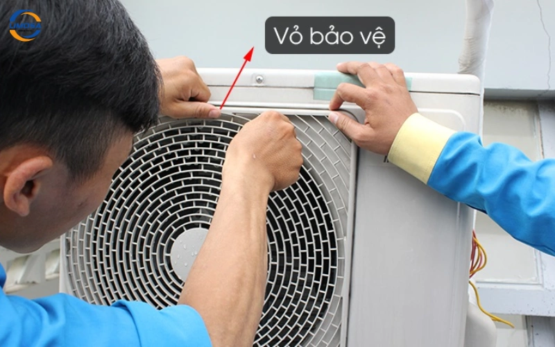 Tháo lớp vỏ bảo vệ và vệ sinh lớp vỏ ngoài
