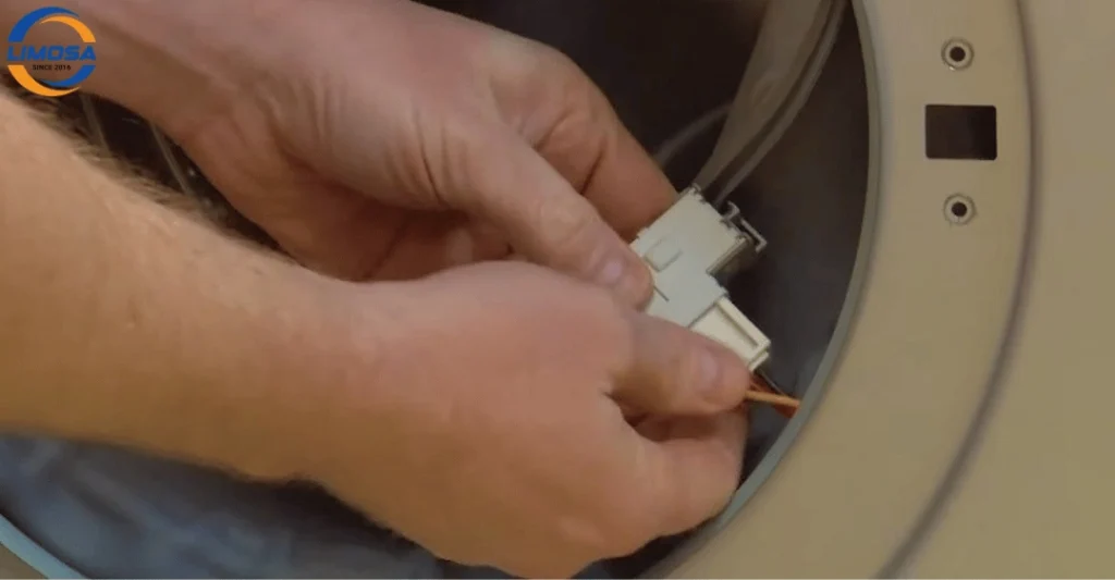 Dây điện nối đến công tắc cửa bị đứt hoặc lỏng