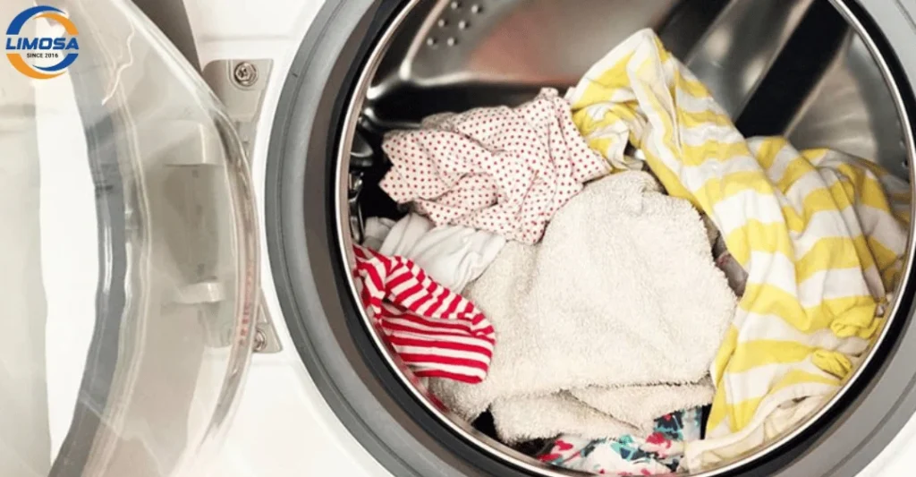 Quần áo trong lồng giặt bị dồn về một phía