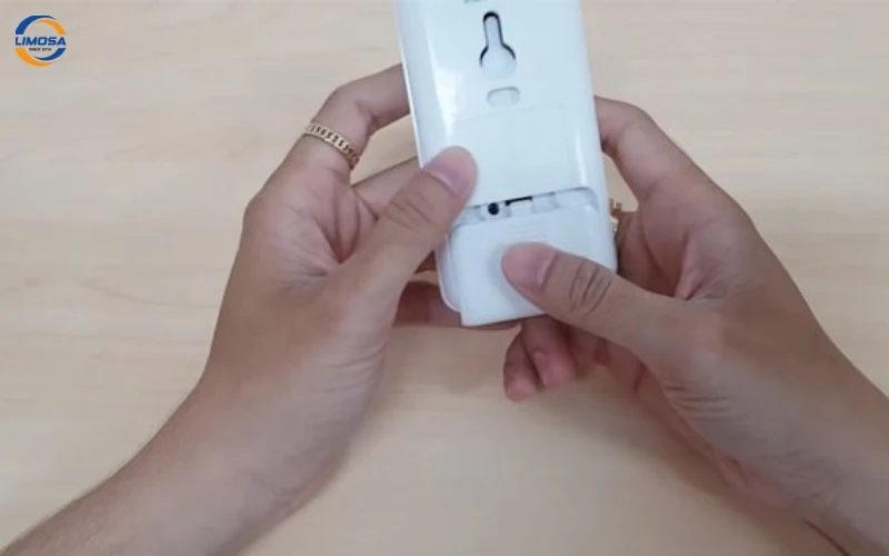 Các bước chuẩn bị trước khi thay pin remote máy lạnh Toshiba