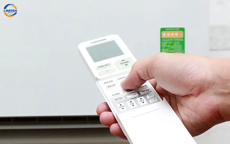 Hướng dẫn chi tiết cách khắc phục tình trạng remote máy lạnh Toshiba không hiện số