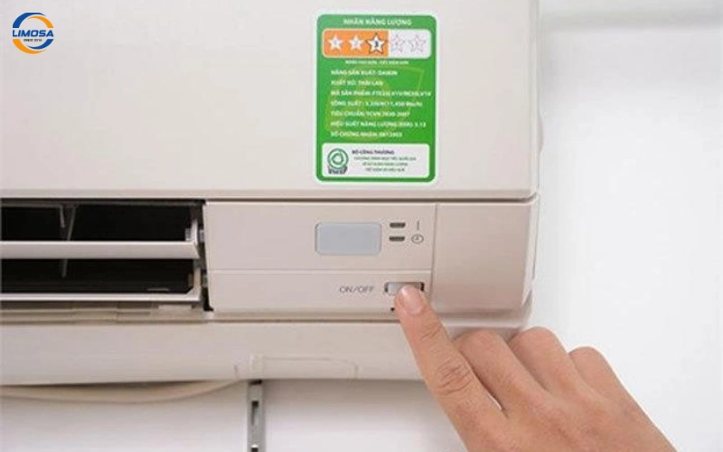 Nút nguồn trên dàn lạnh (cục lạnh)