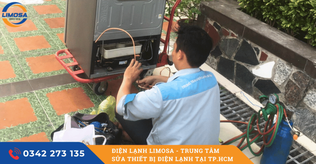 Vệ sinh dàn nóng và khay nước phía sau